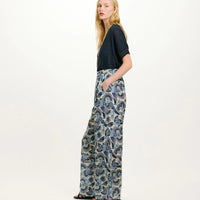 ASPEN PANTS IN PRINTED HABUTAI SILK - MULTICOLOR SKY BLUE